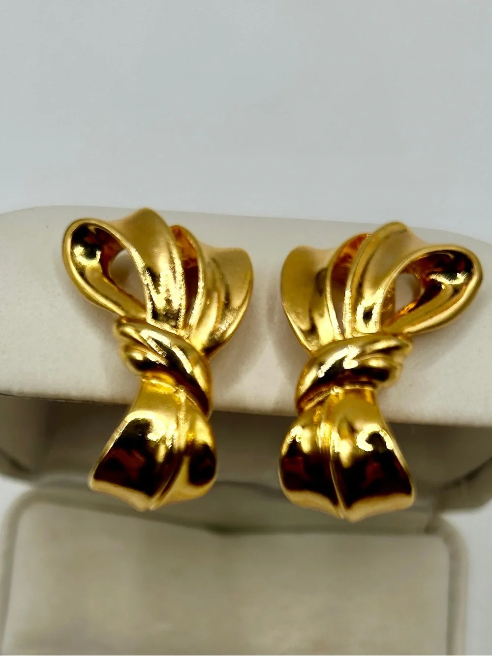 Vintage Avon Polished Gold-Plated Ribbon Knot Clip-On Earrings - Picture 10 of 10